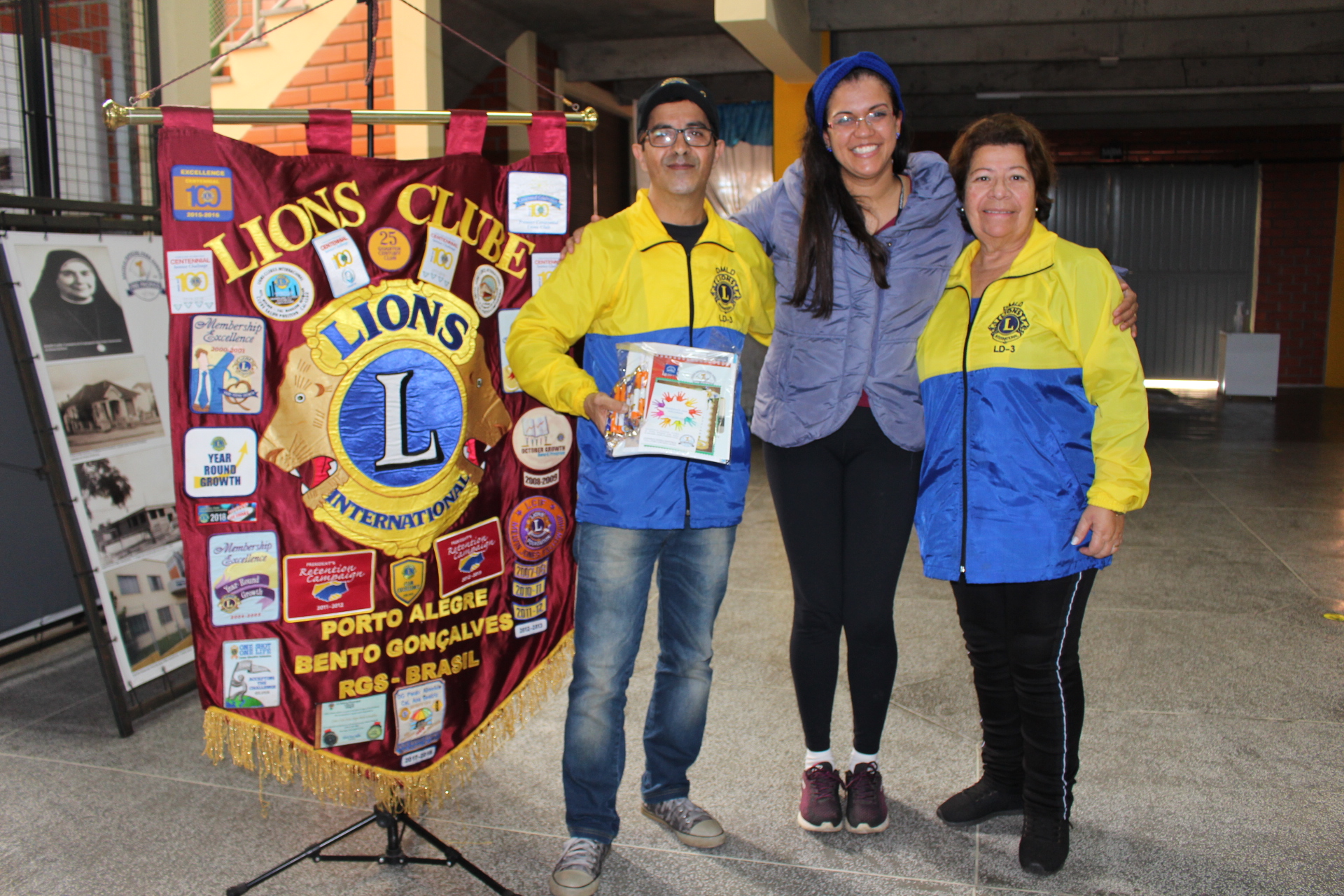 Entrega dos óculos pelo Lions Clubs